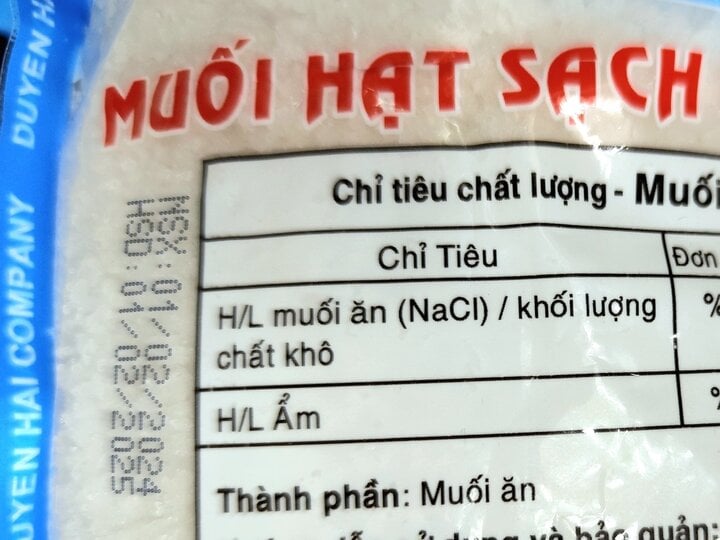 Tại sao muối đóng gói vẫn được ghi hạn sử dụng? - Ảnh 1.