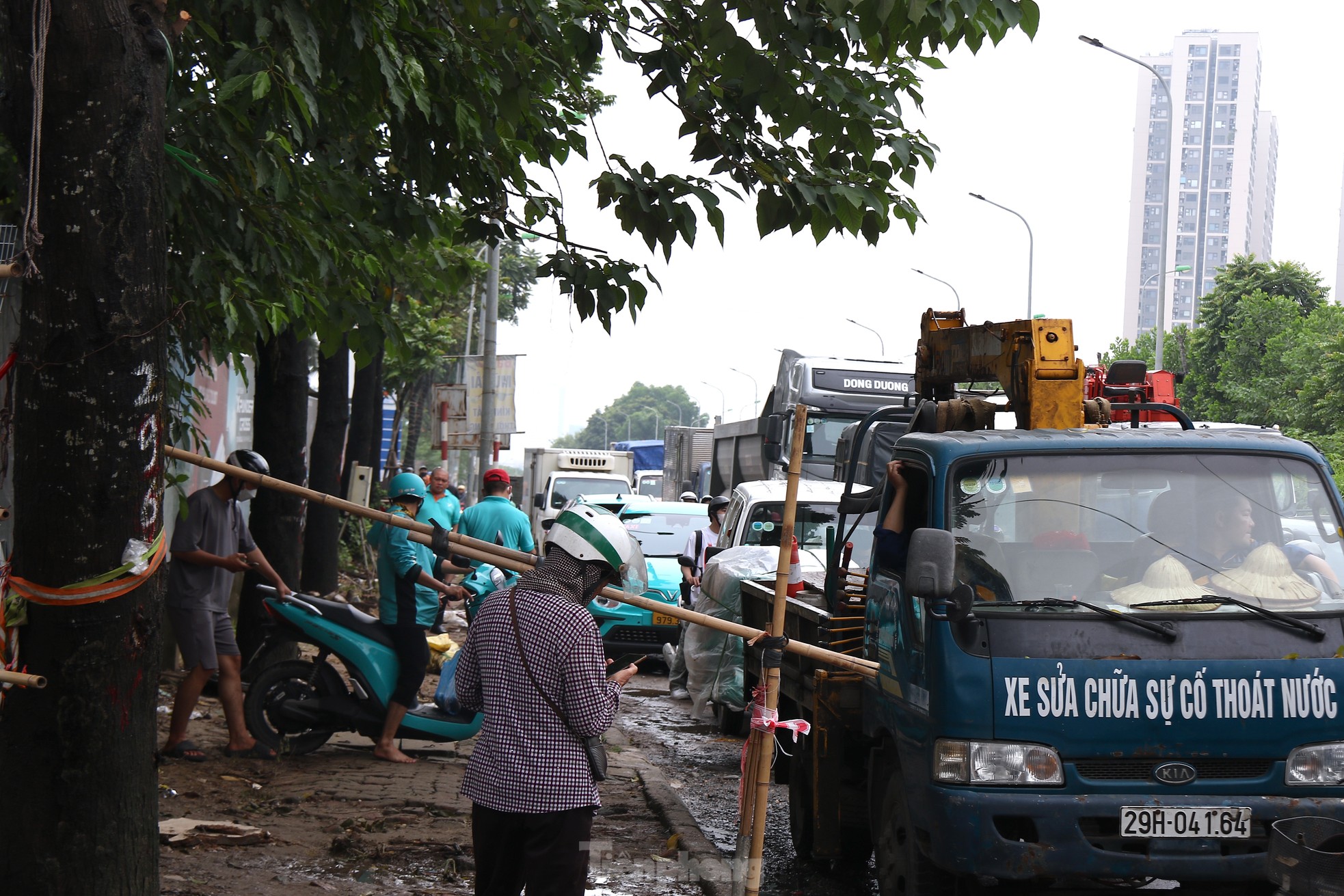 Đại lộ Thăng Long ùn tắc vì ngập, dịch vụ xe kéo đắt khách - Ảnh 5.