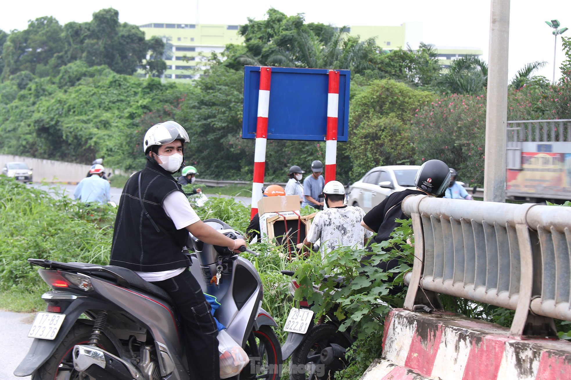 Đại lộ Thăng Long ùn tắc vì ngập, dịch vụ xe kéo đắt khách - Ảnh 10.