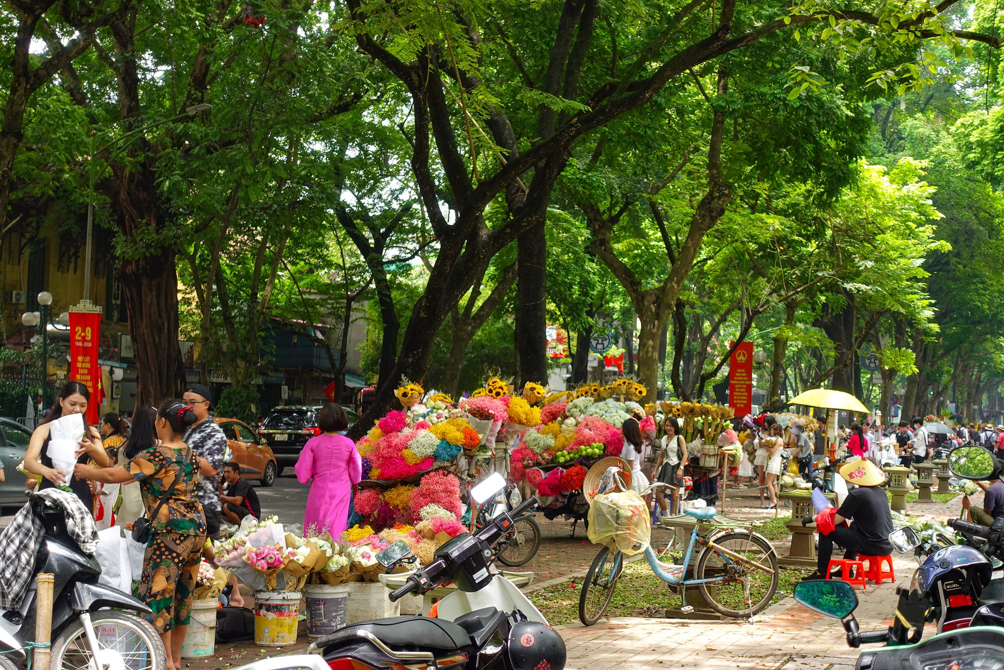 Hết nóng rồi: Dân tình Hà Nội tranh thủ đi "hít hà mùa thu", 3 địa điểm cực đông "nàng thơ" nhân ngày trời đẹp- Ảnh 1.