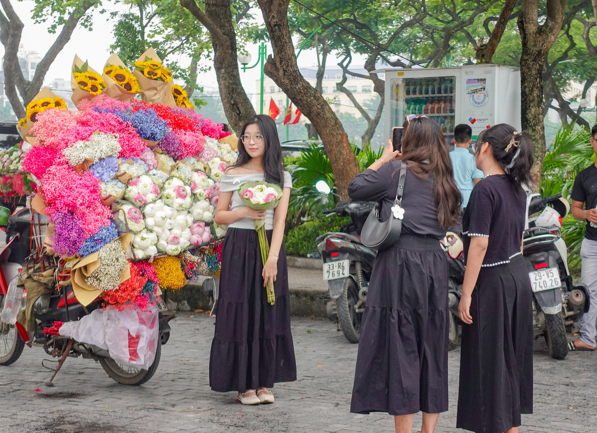 Hết nóng rồi: Dân tình Hà Nội tranh thủ đi "hít hà mùa thu", 3 địa điểm cực đông "nàng thơ" nhân ngày trời đẹp- Ảnh 14.