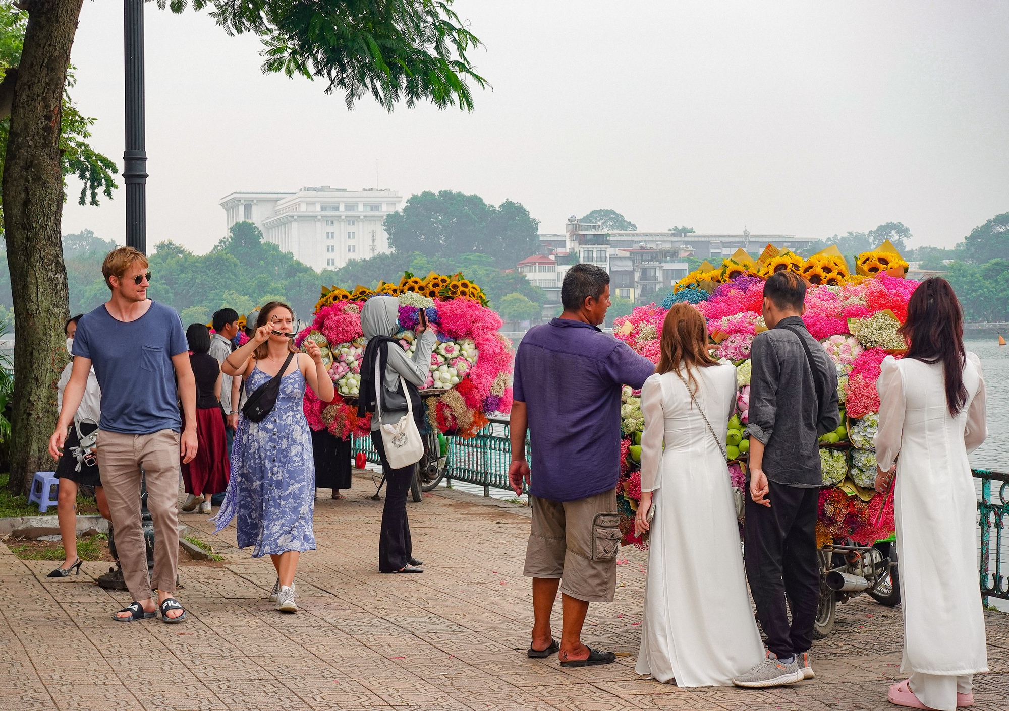 Hết nóng rồi: Dân tình Hà Nội tranh thủ đi 