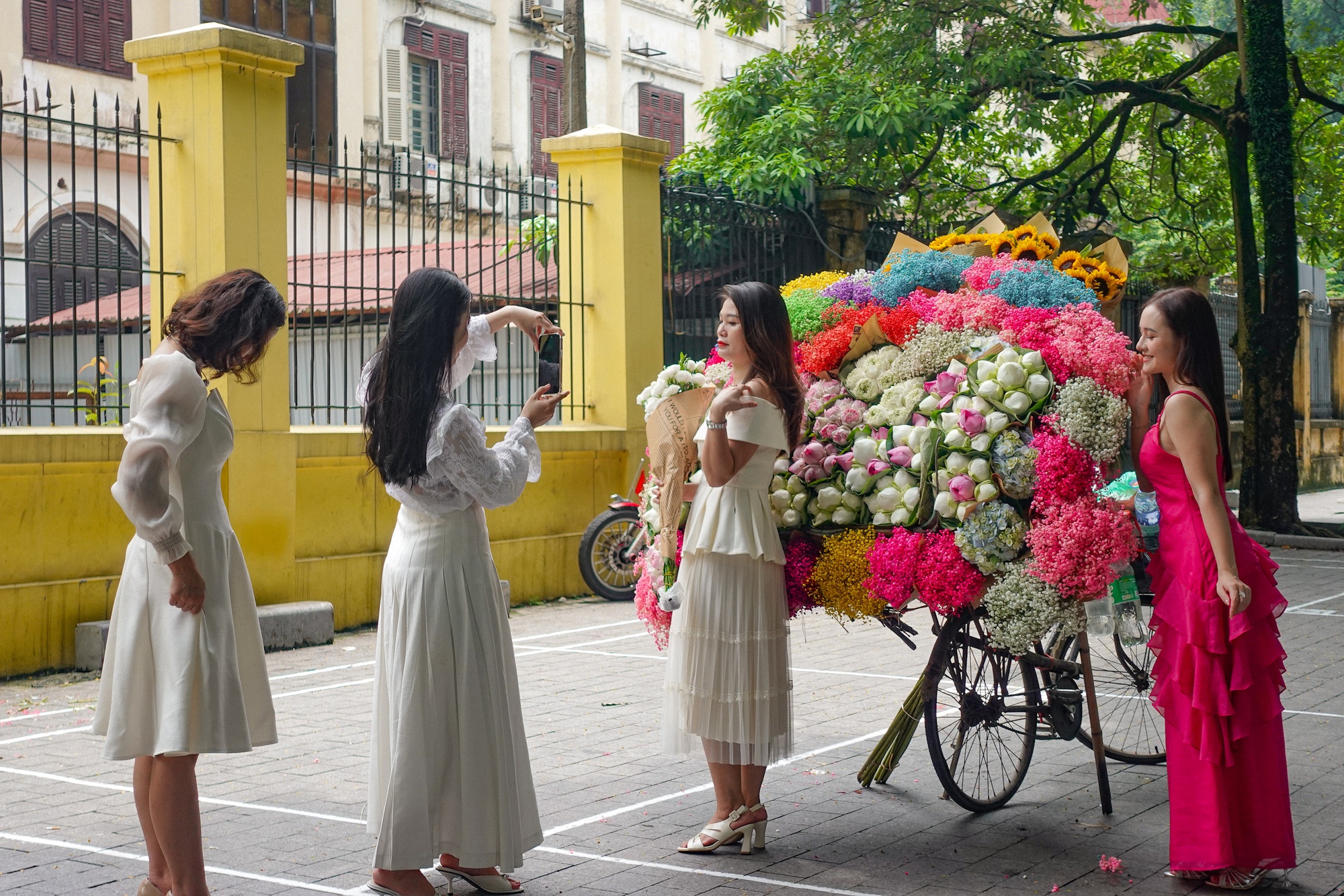 Hết nóng rồi: Dân tình Hà Nội tranh thủ đi 