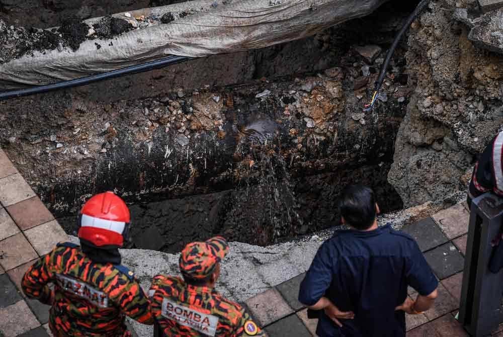 Đang đi trên vỉa hè, người phụ nữ bị hố tử thần 'nuốt trọn', thứ tìm được sau đó gây xót xa - Ảnh 2.