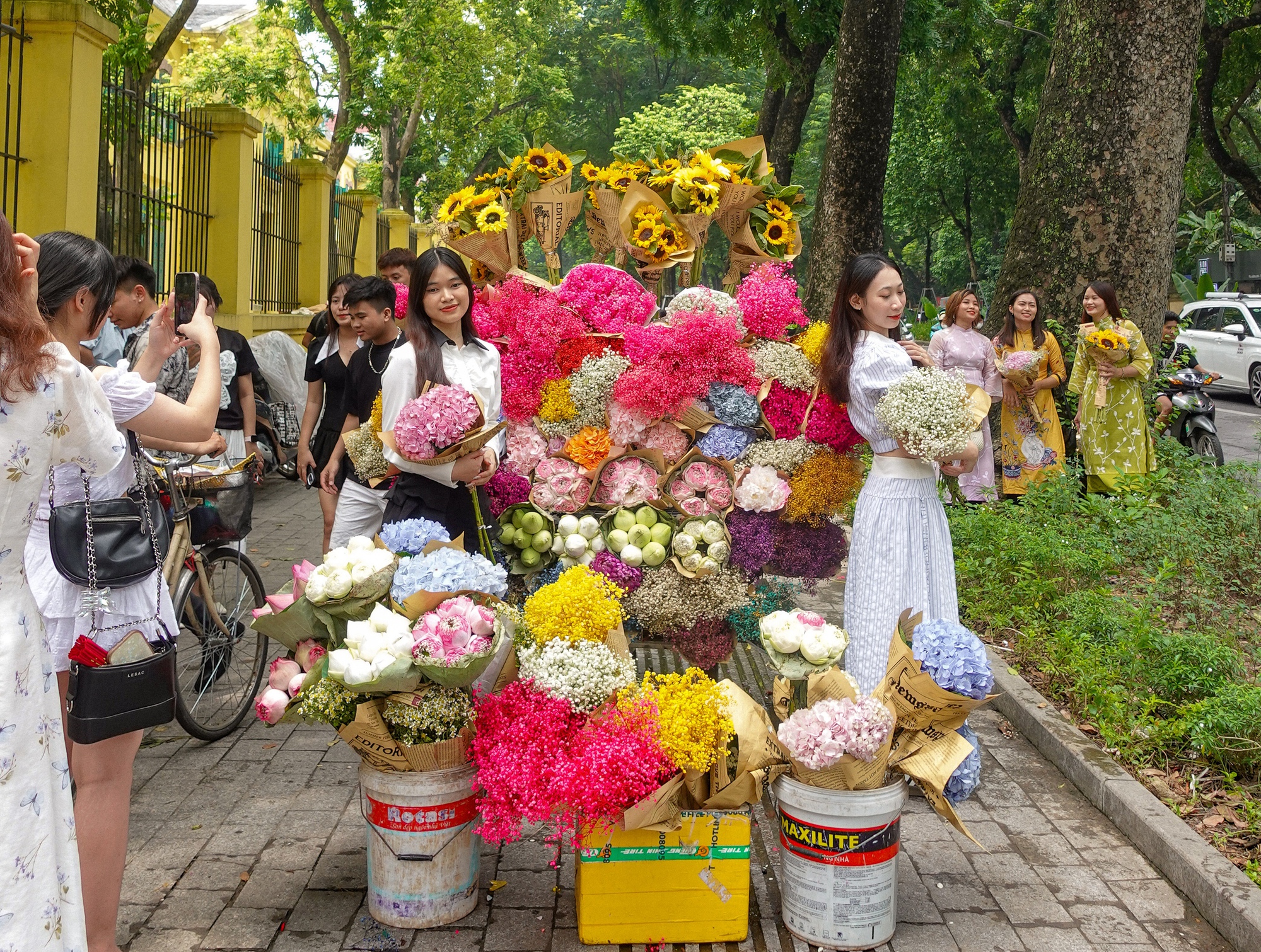 Hết nóng rồi: Dân tình Hà Nội tranh thủ đi "hít hà mùa thu", 3 địa điểm cực đông "nàng thơ" nhân ngày trời đẹp- Ảnh 3.