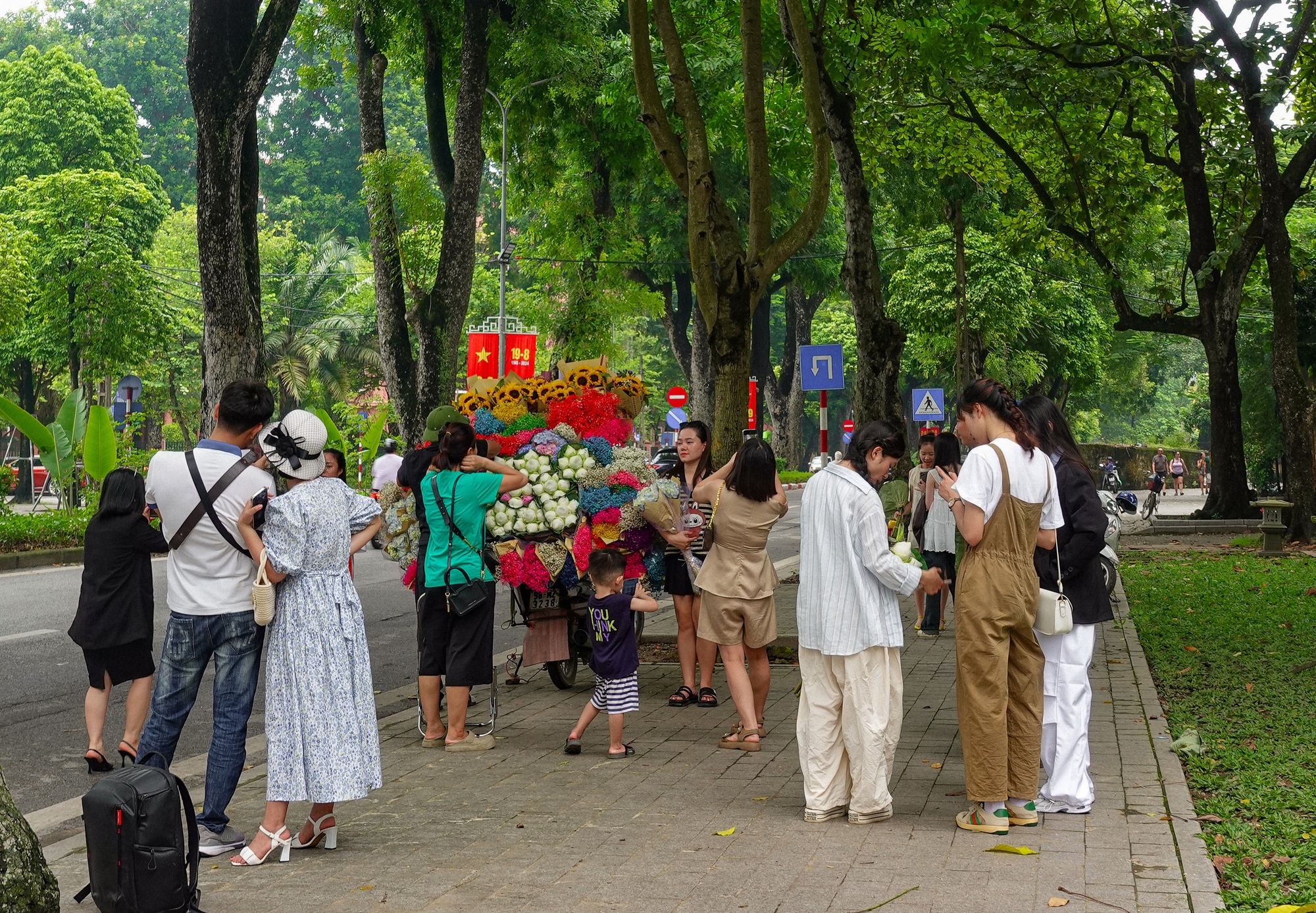 Hết nóng rồi: Dân tình Hà Nội tranh thủ đi "hít hà mùa thu", 3 địa điểm cực đông "nàng thơ" nhân ngày trời đẹp- Ảnh 4.