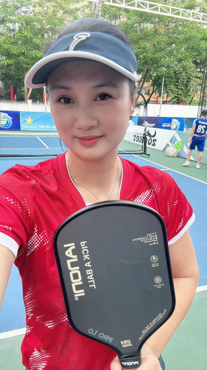 Ai rồi cũng phải chơi Pickleball: Hoa khôi bóng chuyền Kim Huệ lên đồ xinh đẹp đi &quot;phẩy vợt&quot;- Ảnh 1.