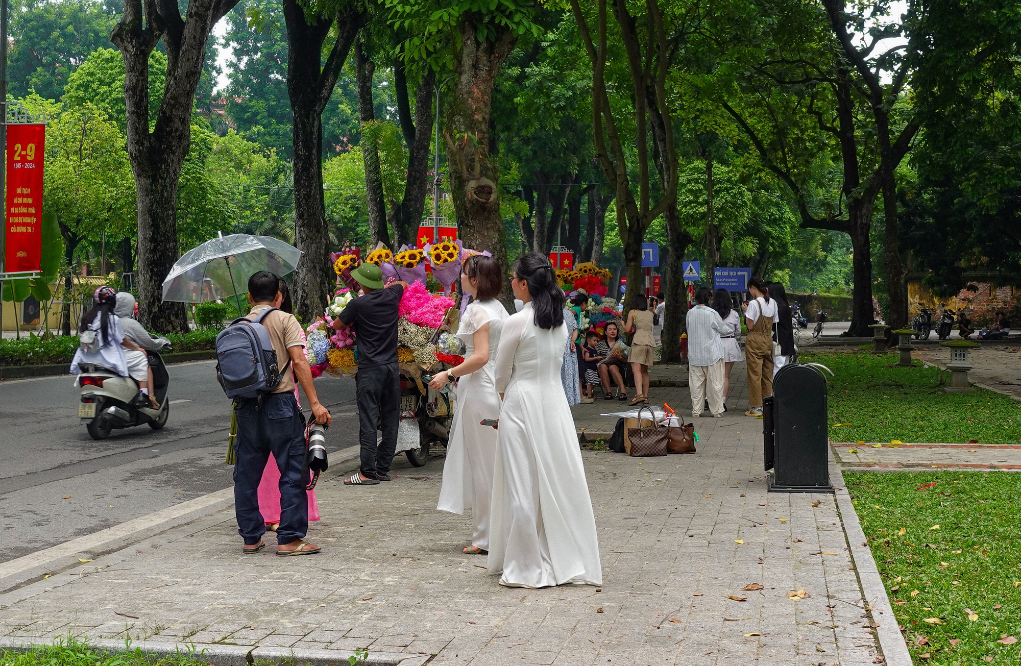 Hết nóng rồi: Dân tình Hà Nội tranh thủ đi "hít hà mùa thu", 3 địa điểm cực đông "nàng thơ" nhân ngày trời đẹp- Ảnh 10.