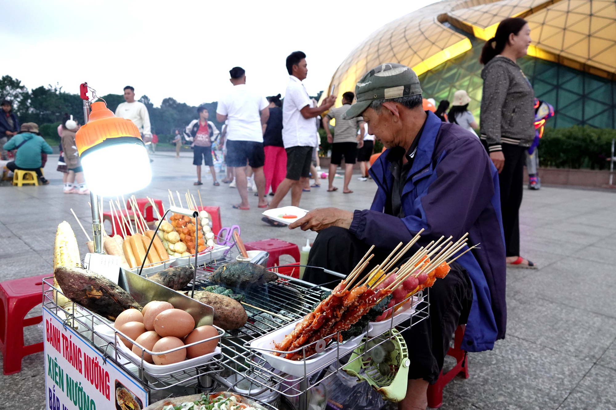 Đà Lạt: Những hình ảnh mới nhất ở Quảng trường Lâm Viên sau vụ chó Alaska bị đánh dã man- Ảnh 3.