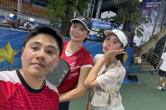 Ai rồi cũng phải chơi Pickleball: Hoa khôi bóng chuyền Kim Huệ lên đồ xinh đẹp đi &quot;phẩy vợt&quot;- Ảnh 2.