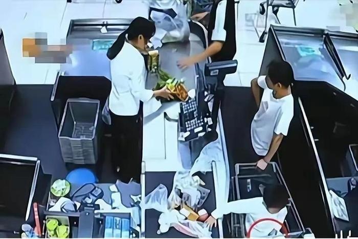 Con uống chai nước trong si&ecirc;u thị bị bắt bồi thường gấp 10 lần, c&aacute;ch giải quyết của người mẹ thể hiện EQ cao v&uacute;t!- Ảnh 1.