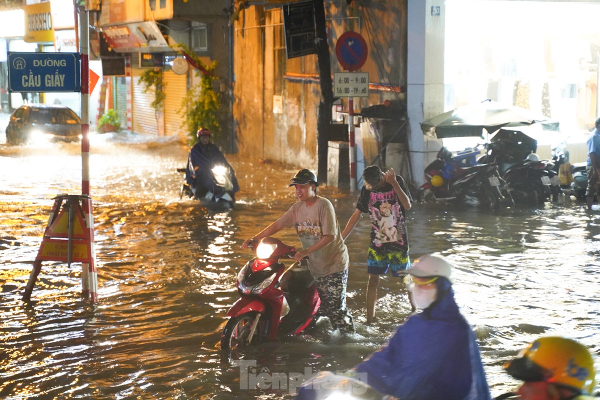 Đường phố Hà Nội biến thành sông ngay trong cơn mưa chiều cuối tuần - Ảnh 4.