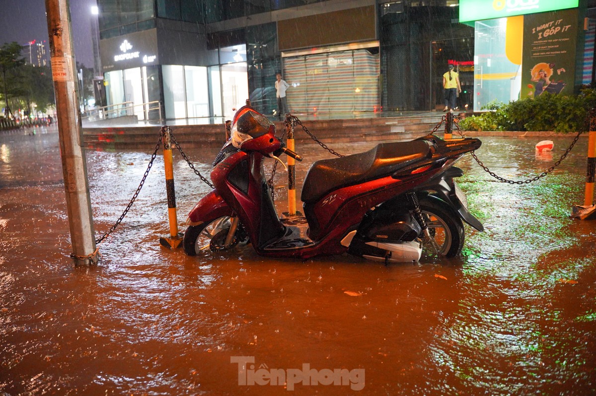 Đường phố Hà Nội biến thành sông ngay trong cơn mưa chiều cuối tuần - Ảnh 7.