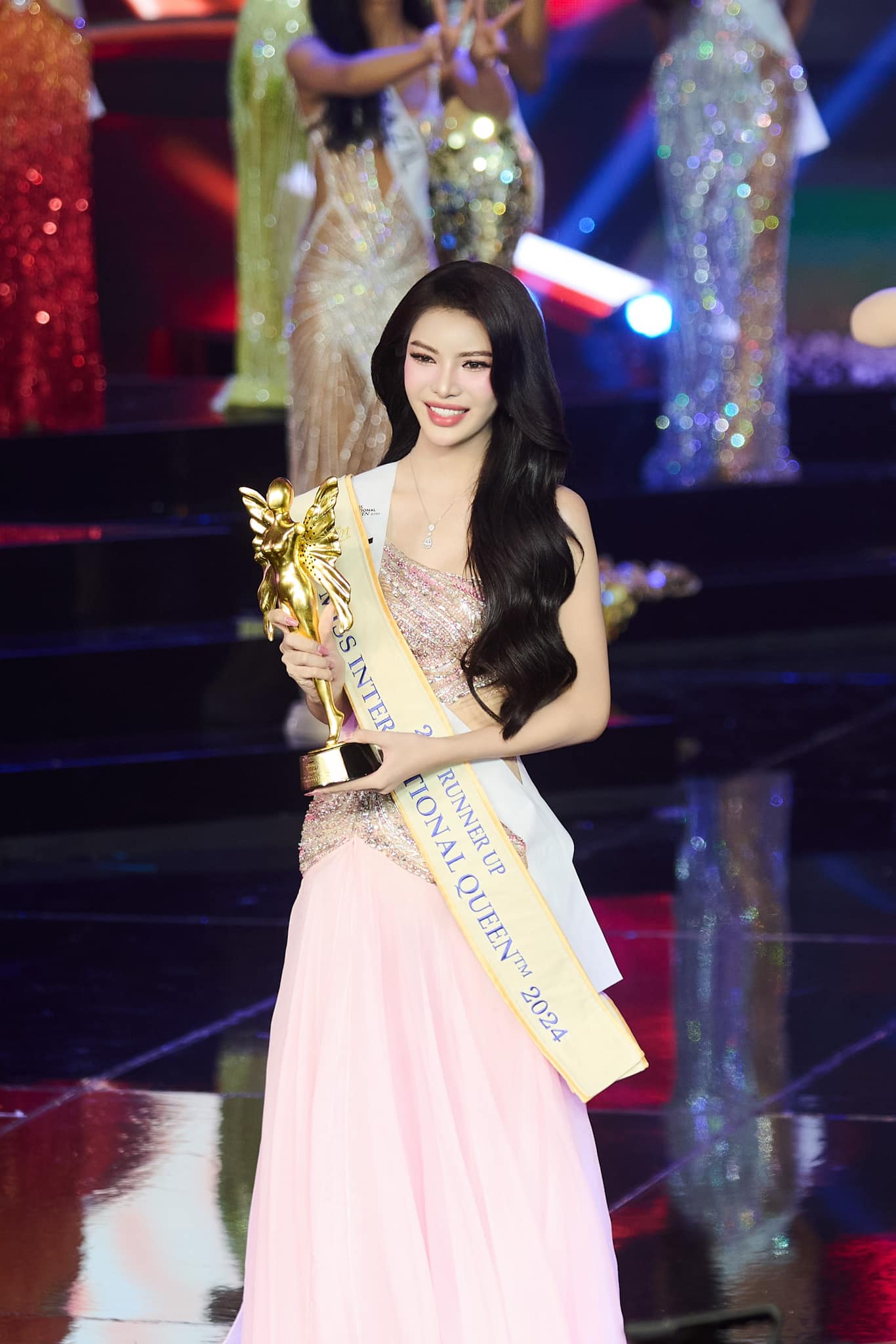 CLIP: Huy Hoàng nhường hào quang cho Tường San sau màn phiên dịch &quot;nuốt mic&quot; viral nhất Miss International Queen 2024- Ảnh 1.