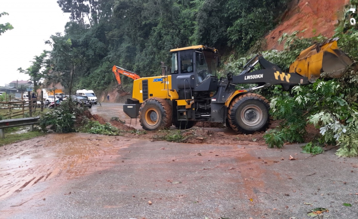 Sạt lở khiến nhiều tuyến Quốc lộ huyết mạch, giao thông ở Điện Biên ách tắc cục bộ - Ảnh 3.