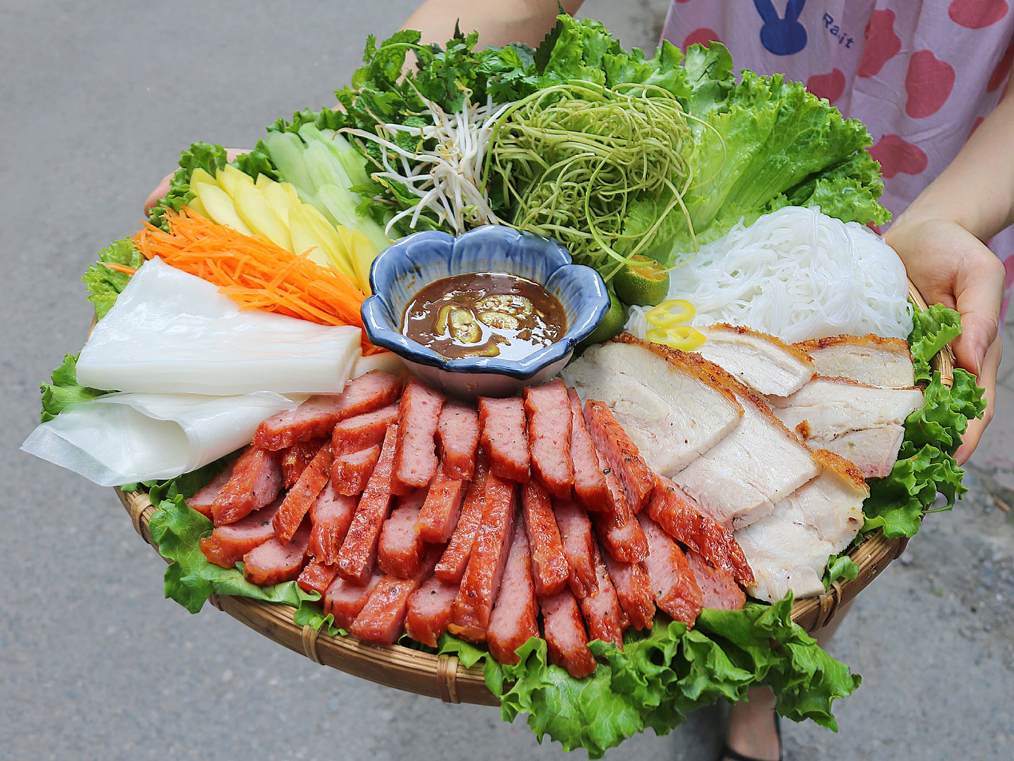 Mẹ đảm Hà thành trổ tài bài trí 30 mâm cơm lên mẹt: " Cả nhà quây quần quanh 1 mẹt tròn, ngồi kề nhau vừa ăn vừa trò chuyện rất ấm cúng" - Ảnh 6.