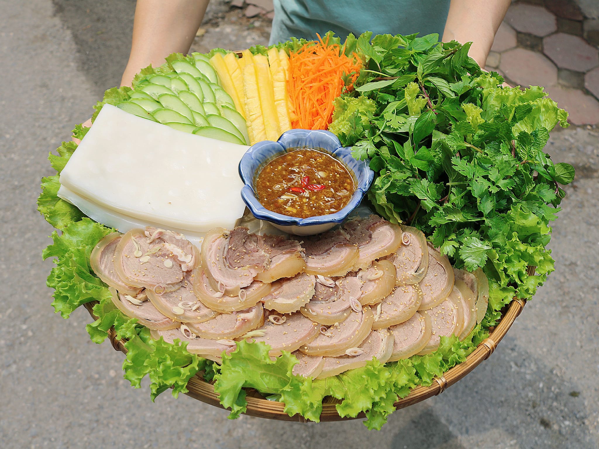 Mẹ đảm Hà thành trổ tài bài trí 30 mâm cơm lên mẹt: " Cả nhà quây quần quanh 1 mẹt tròn, ngồi kề nhau vừa ăn vừa trò chuyện rất ấm cúng" - Ảnh 13.