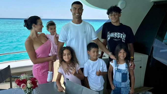 Không phải bạn gái Georgina, đây là “cô nàng” được Ronaldo đặt làm hình nền điện thoại - Ảnh 4.