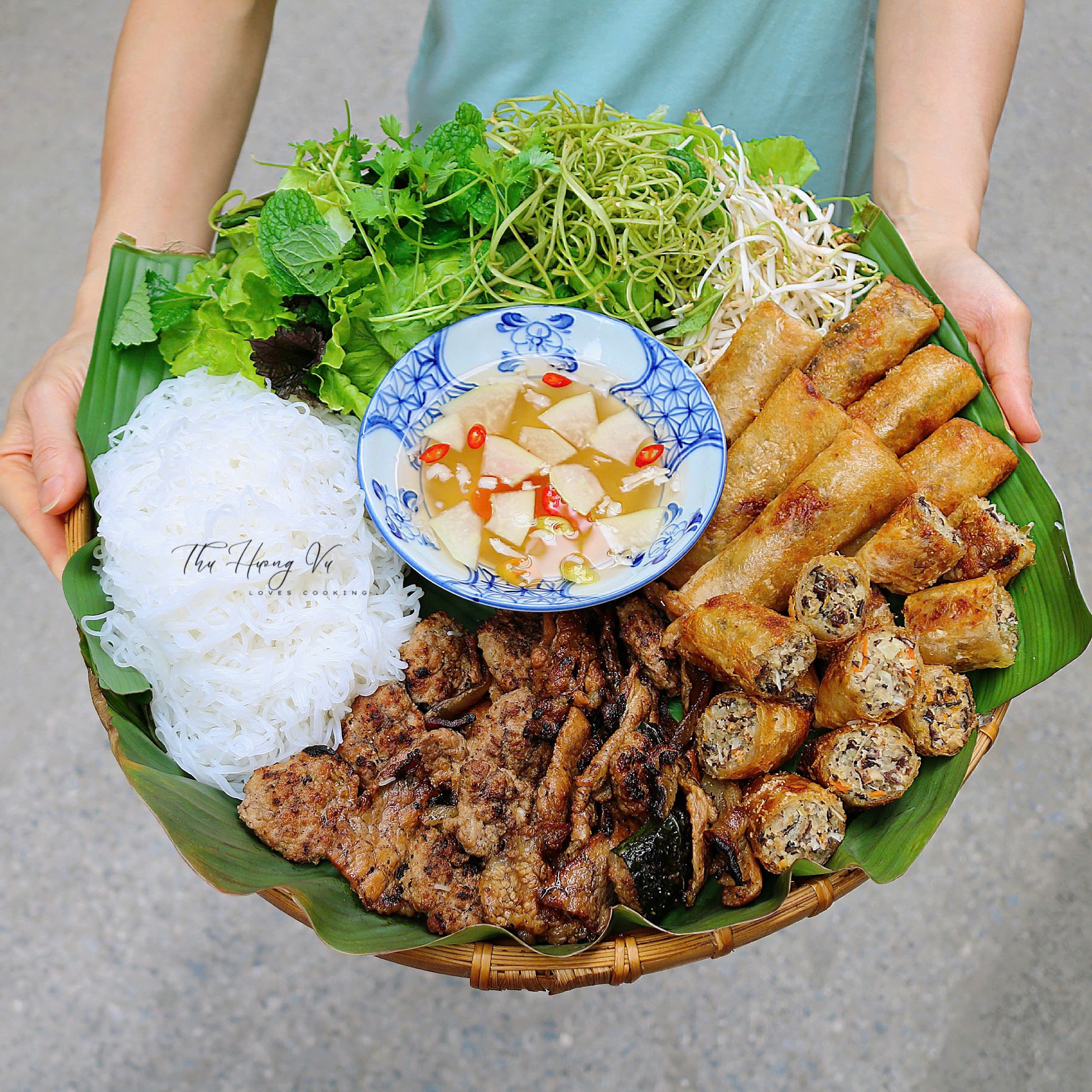 Mẹ đảm Hà thành trổ tài bài trí 30 mâm cơm lên mẹt: "Cả nhà quây quần quanh một mẹt tròn, ngồi kề nhau vừa ăn vừa trò chuyện rất ấm cúng" - Ảnh 5.