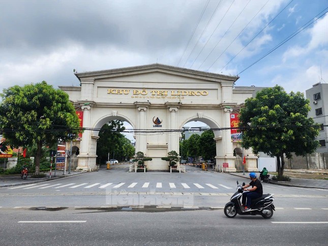 Cận cảnh loạt biệt thự nghìn tỷ bỏ hoang gần ngay nơi chen chân đấu giá xuyên đêm - Ảnh 5.