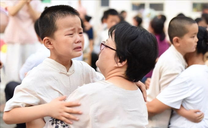 Chỉ cần nhìn vào 3 biểu hiện này của con là biết ngay bố mẹ đang hạnh phúc hay bất ổn, muốn che giấu cũng không được - Ảnh 1.