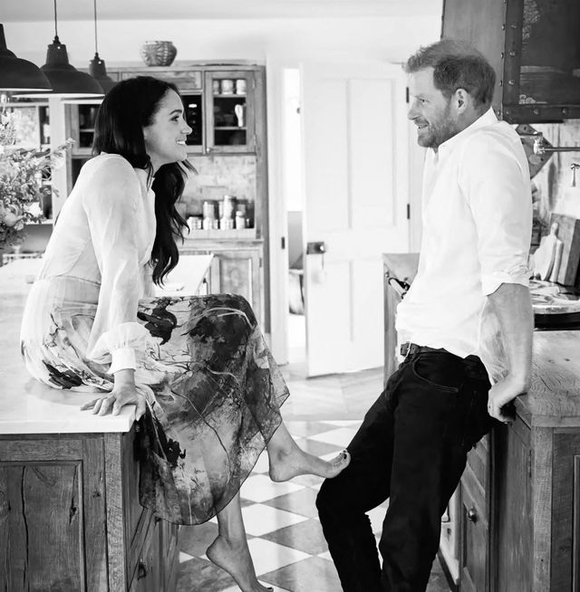 Meghan wants Harry to "let go of the past" and move towards the future but still maintain a connection with the royal family for 2 benefits - Photo 3.