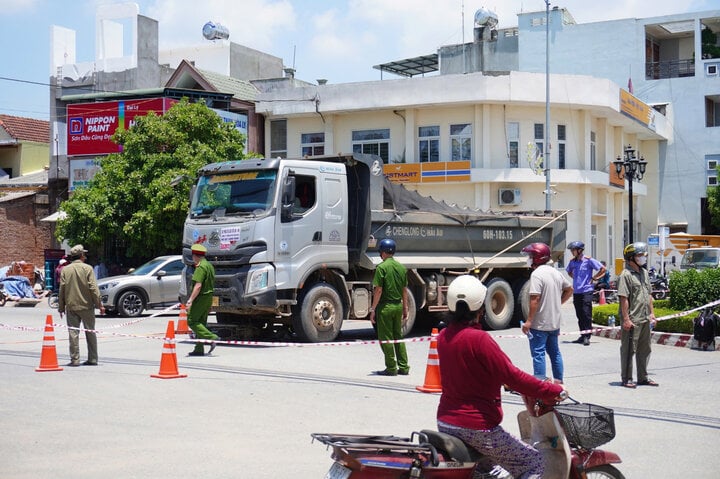 Va chạm với xe tải chở đất, nữ dược sĩ đi xe máy tử vong tại chỗ- Ảnh 1.