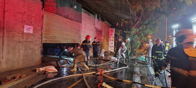 Hà Nội: Kho hàng gần chân cầu Vĩnh Tuy bốc cháy ngùn ngụt trong đêm - Ảnh 1.