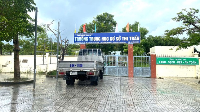 Hiệu trưởng tự ý chuyển trường trước năm học mới: &quot;Tôi chưa biết làm lễ khai giảng ở đâu&quot; - Ảnh 1.