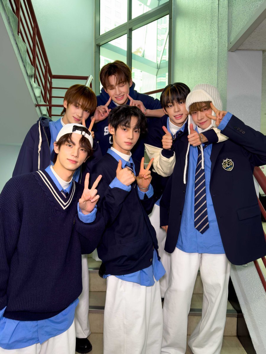 Bức ảnh chụp 6 nam sinh qua đường khiến hàng nghìn người "đổ gục"- Ảnh 3. Bức ảnh chụp 6 nam sinh qua đường khiến hàng nghìn người "đổ gục"- Ảnh 3.