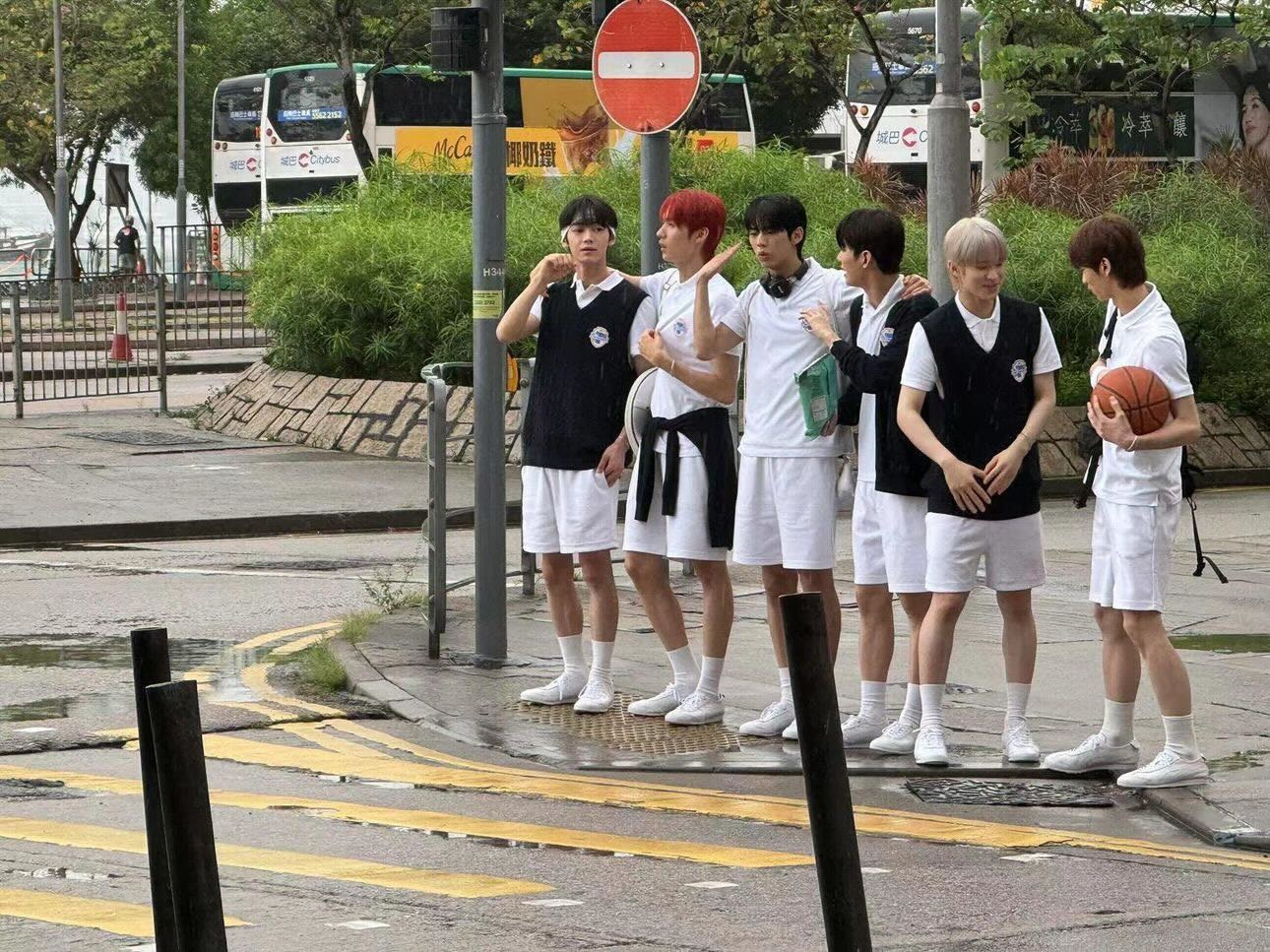 Bức ảnh chụp 6 nam sinh qua đường khiến hàng nghìn người "đổ gục"- Ảnh 1. Bức ảnh chụp 6 nam sinh qua đường khiến hàng nghìn người "đổ gục"- Ảnh 1.