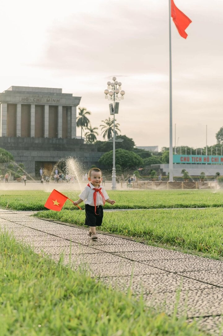 Đội hình &quot;búp măng non&quot; chụp ảnh trước Lăng Bác gây sốt mạng vì quá đáng yêu - Ảnh 12.