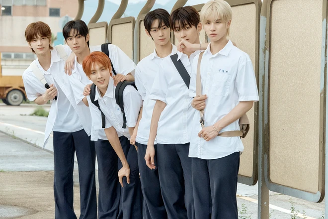 Bức ảnh chụp 6 nam sinh qua đường khiến hàng nghìn người "đổ gục"- Ảnh 4. Bức ảnh chụp 6 nam sinh qua đường khiến hàng nghìn người "đổ gục"- Ảnh 4.