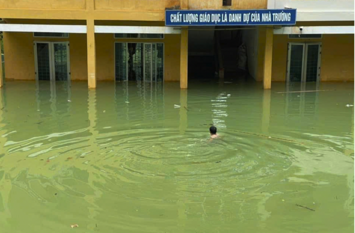 Xúc động hình ảnh thầy hiệu trưởng bơi giữa dòng nước lũ kiểm tra trường - Ảnh 1.