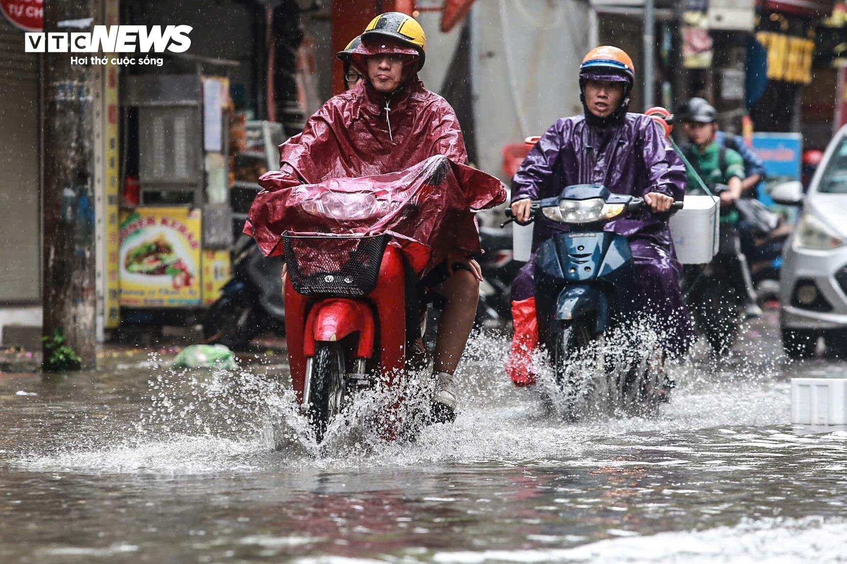 Hà Nội mưa lớn kèm dông lốc, cây cổ thụ và trụ đèn giao thông đổ la liệt - Ảnh 11.