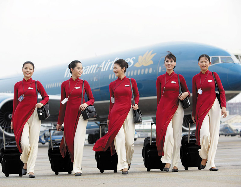 5 lần đổi đồng phục của Vietnam Airlines: Từ quần tây - sơ mi trắng đến áo dài đỏ và trang phục gây tranh cãi của NTK Minh Hạnh- Ảnh 6.