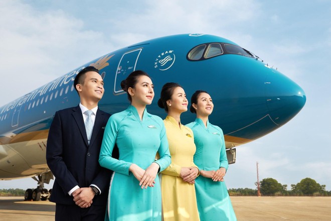 5 lần đổi đồng phục của Vietnam Airlines: Từ quần tây - sơ mi trắng đến áo dài đỏ và trang phục gây tranh cãi của NTK Minh Hạnh- Ảnh 7.