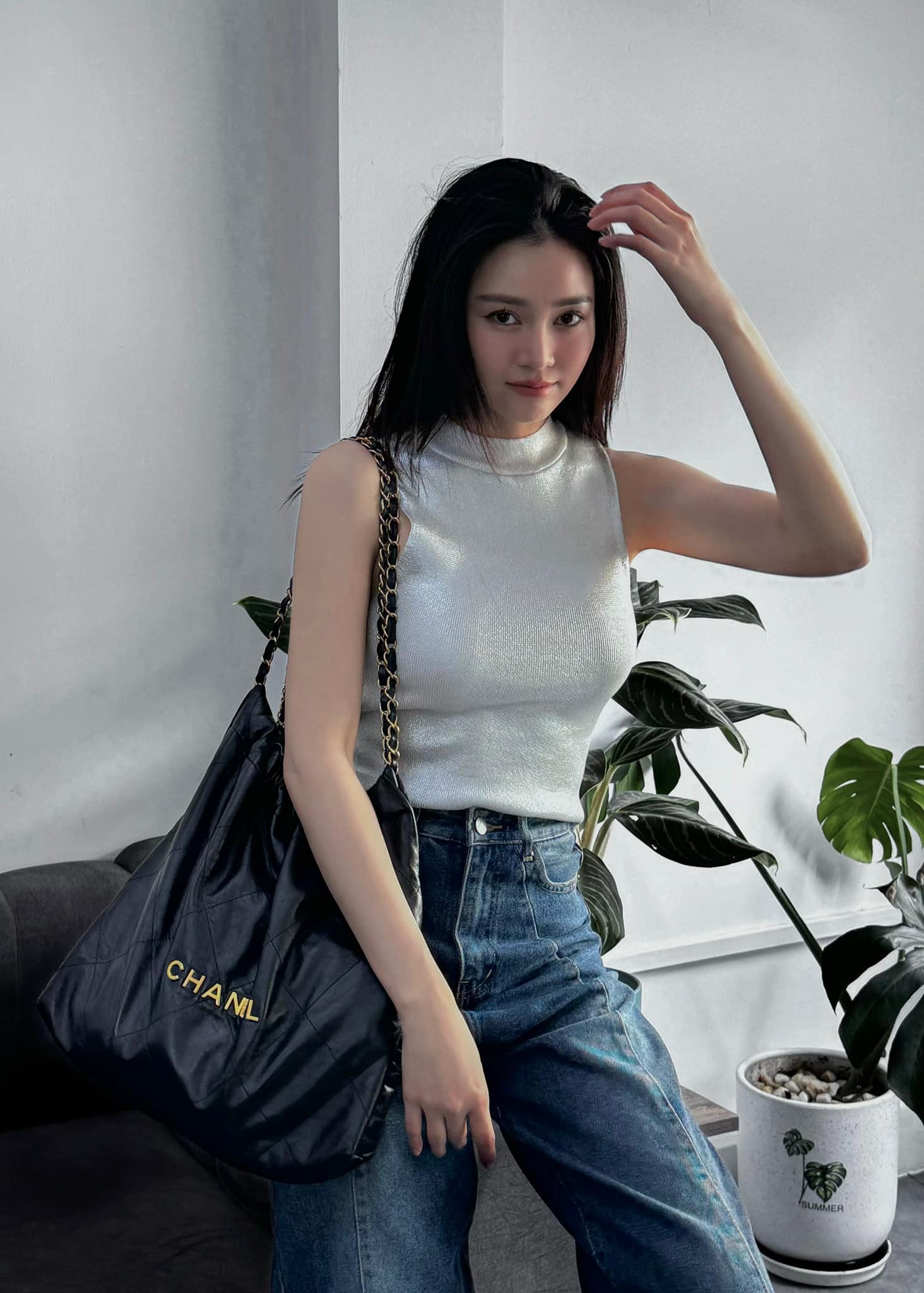 10 set quần jeans đẹp nhất mùa hè 2024 của các mỹ nhân Việt - Ảnh 3.