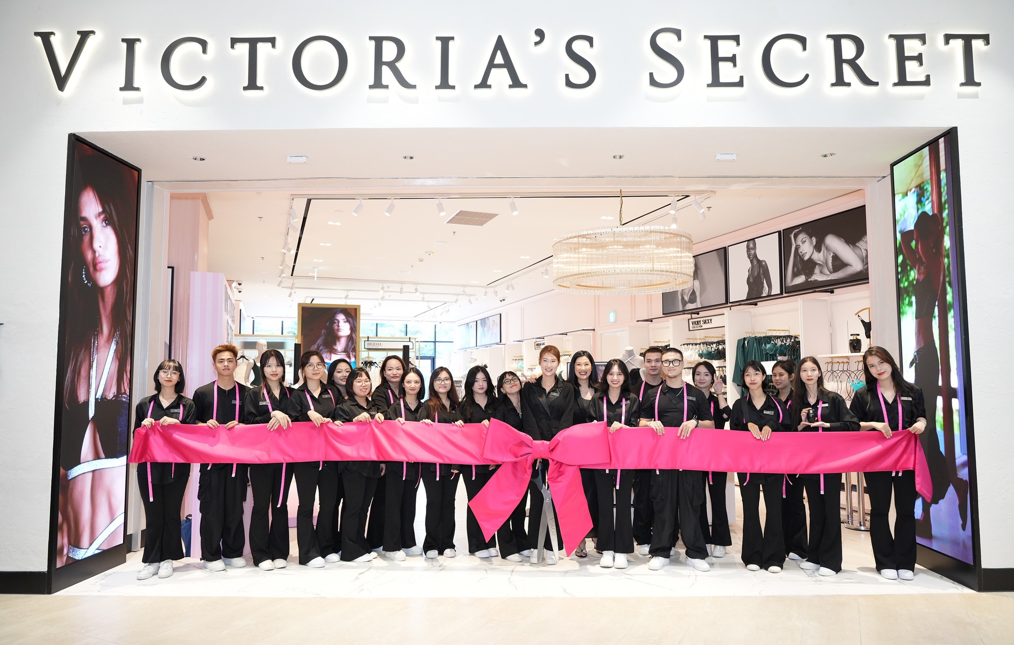 Victoria's Secret chính thức khai trương cửa hàng đầu tiên tại Việt Nam- Ảnh 1.