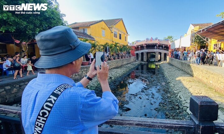 Chùa Cầu Hội An mở cửa đón du khách sau 19 tháng trùng tu - Ảnh 1.