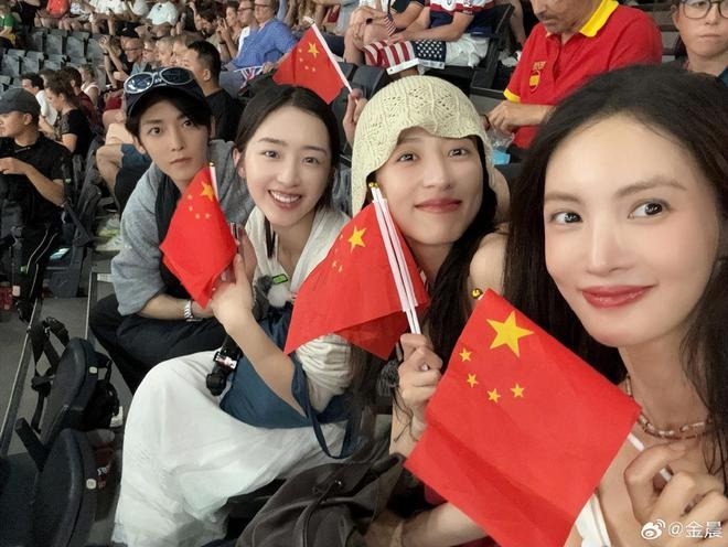 Lưu Thi Thi và dàn sao hàng đầu Cbiz bị mắng suốt 3 ngày vì loạt ảnh tai tiếng tại Olympic Paris 2024 - Ảnh 5.