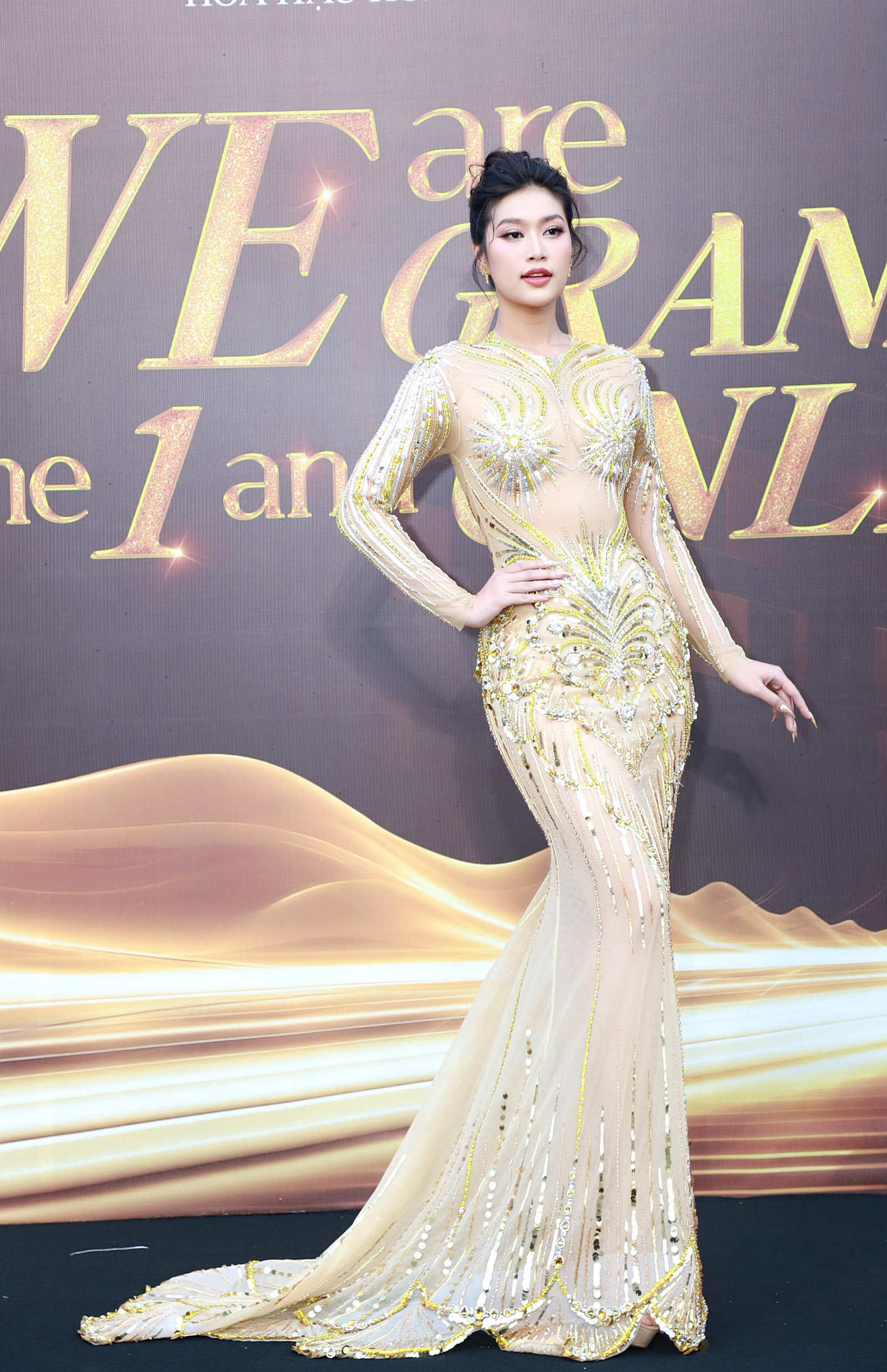 Chung kết Miss Grand Vietnam 2024: &quot;Bùng nổ&quot; màn đọ sắc vóc, một nàng Hậu xuất hiện cùng hai mỹ nam &quot;Đảo thiên đường&quot;- Ảnh 5.