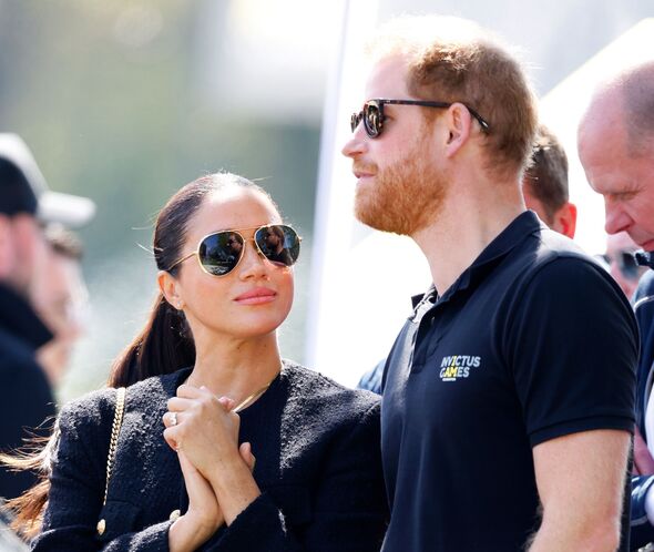 Cử chỉ của vợ chồng Harry - Meghan trong cuộc phỏng vấn truyền hình mới nhất tiết lộ góc nhìn khác về hôn nhân của cặp đôi - Ảnh 1.