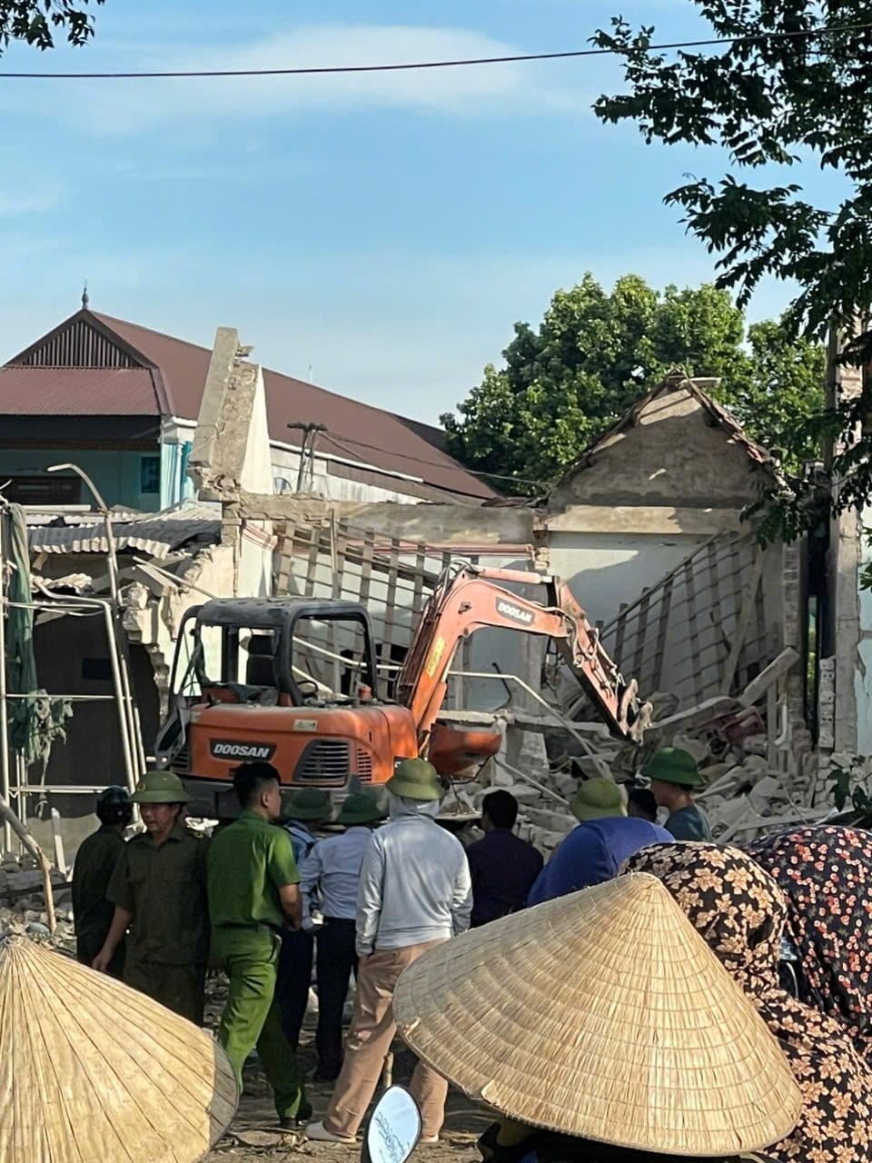 Hai vụ nổ liên tiếp ở Nghệ An khiến 2 người tử vong, hàng xóm sơ tán khẩn - Ảnh 4.