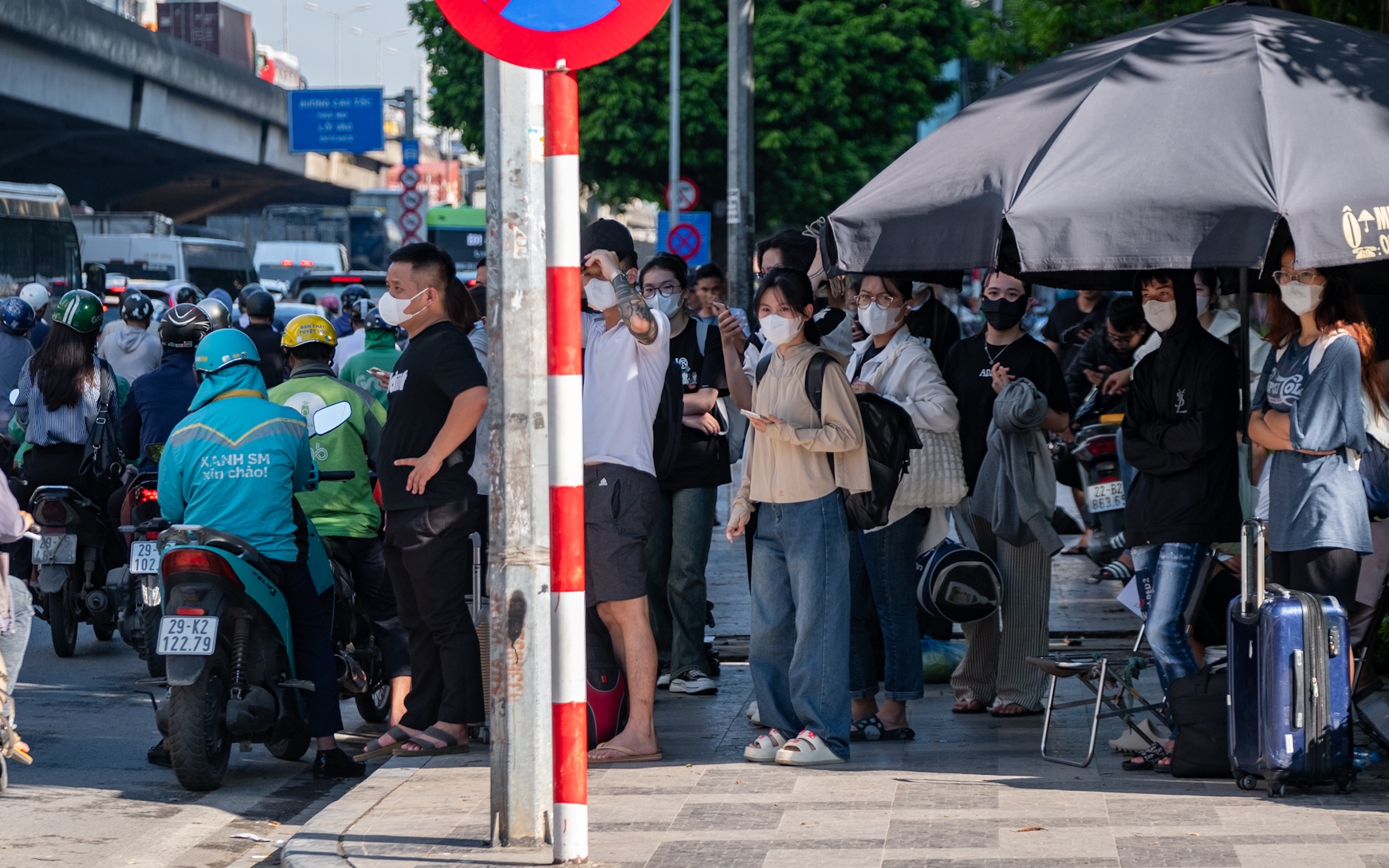 Ngay lúc này: Sợ cảnh ùn tắc, nhiều người xin tan làm sớm để bắt xe về quê nghỉ lễ 2/9