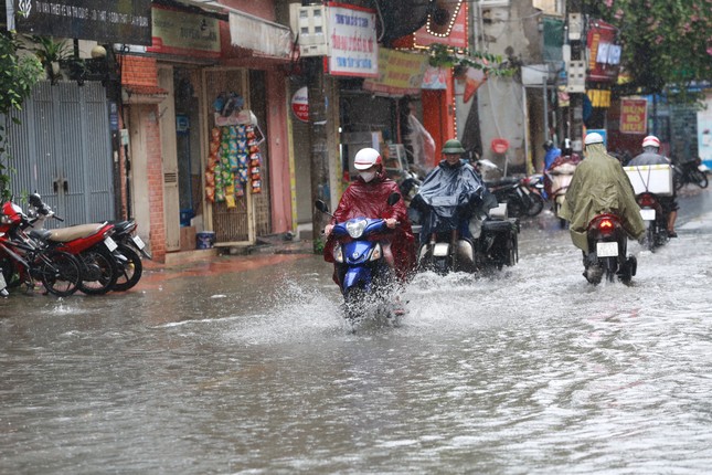 Mưa kéo dài ở Hà Nội - Ảnh 1.