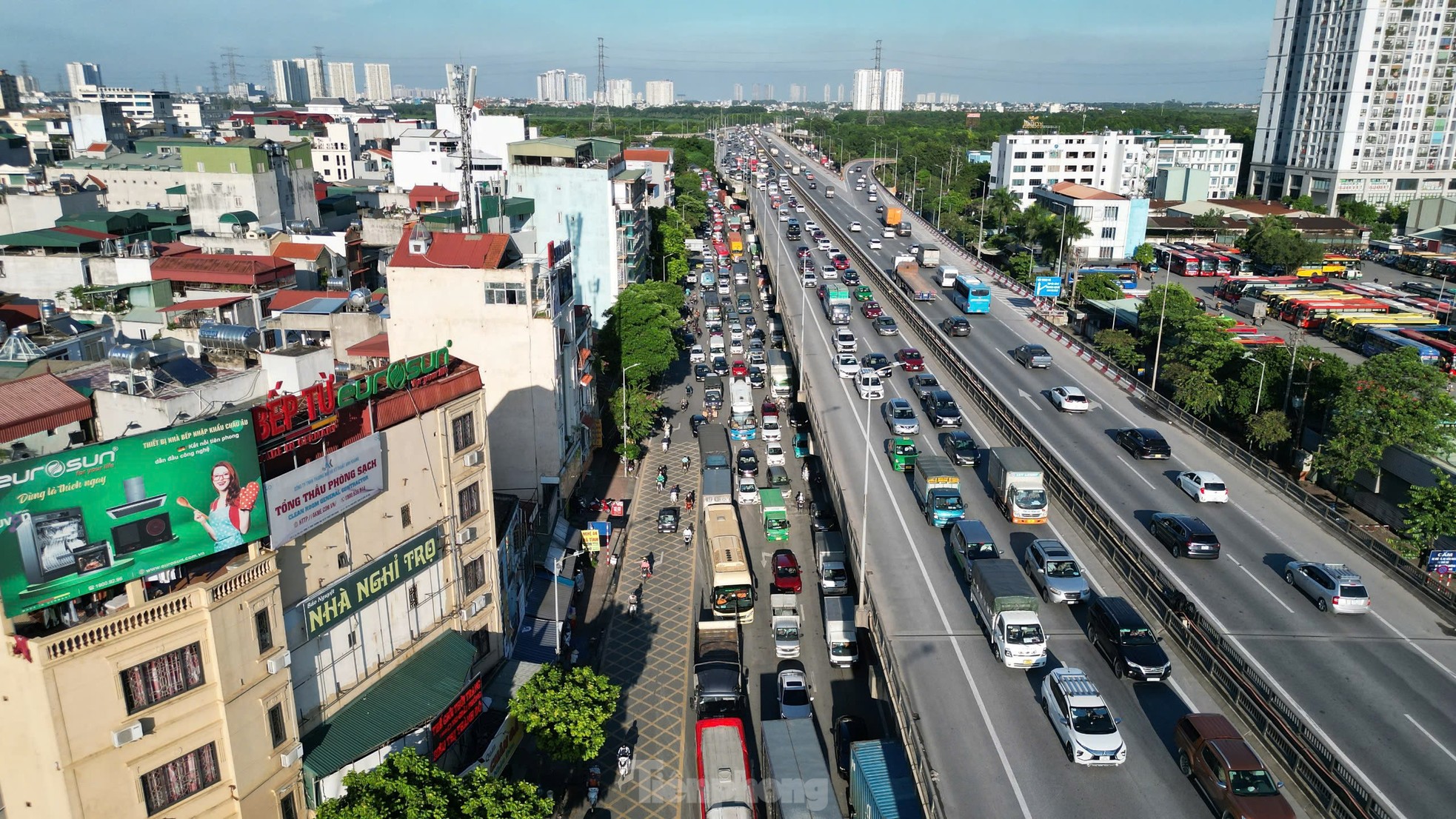 Người dân &quot;tay xách nách mang&quot; rời Thủ đô nghỉ lễ, các ngả đường cửa ngõ Hà Nội ùn tắc - Ảnh 18.