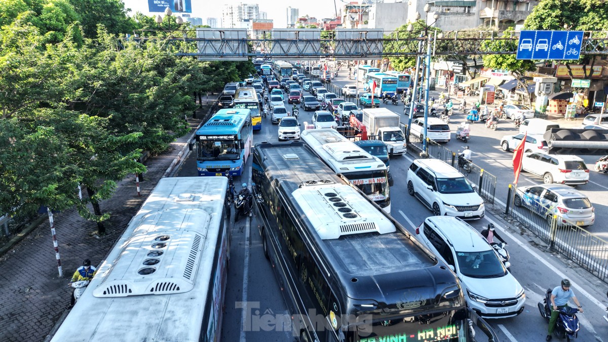 Người dân &quot;tay xách nách mang&quot; rời Thủ đô nghỉ lễ, các ngả đường cửa ngõ Hà Nội ùn tắc - Ảnh 16.