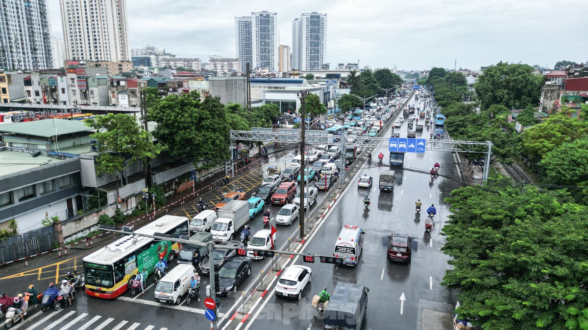 Giao thông Hà Nội ùn tắc từ sáng tới trưa trong ngày làm việc cuối trước nghỉ lễ 2/9 - Ảnh 12.