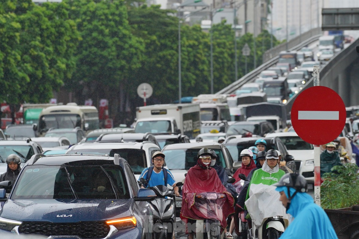 Giao thông Hà Nội ùn tắc từ sáng tới trưa trong ngày làm việc cuối trước nghỉ lễ 2/9 - Ảnh 6.